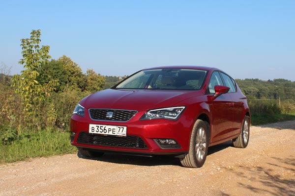 В головной оптике, зеркалах, фальш-решетке радиатора – сплошные острые углы. А эти строгие, выверенные линии боковой штамповки! Какой же Seat стал серьезный…