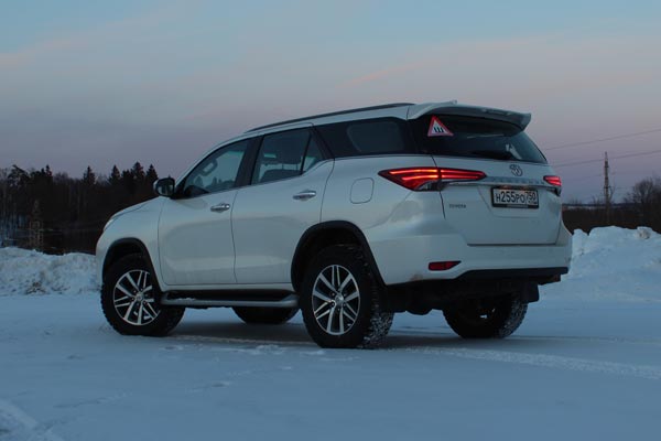 Несмотря на некоторые недостатки (а у кого их нет) Toyota Fortuner обладает уникальным балансом потребительских качеств
