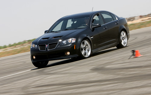 Pontiac G8 пилит по "бесконечному виражу".