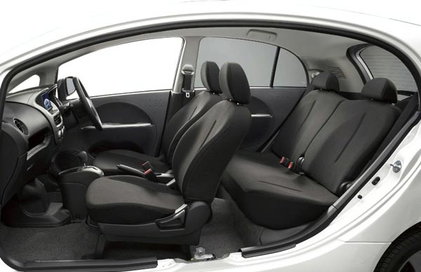 Длина внутреннего пространства необычно велика для K-car: свободная посадка.