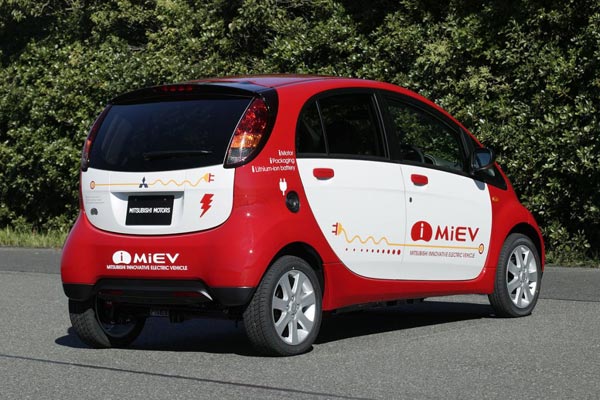 Вид сзади и вовсе комичный: свесов у i-MiEV практически нет.