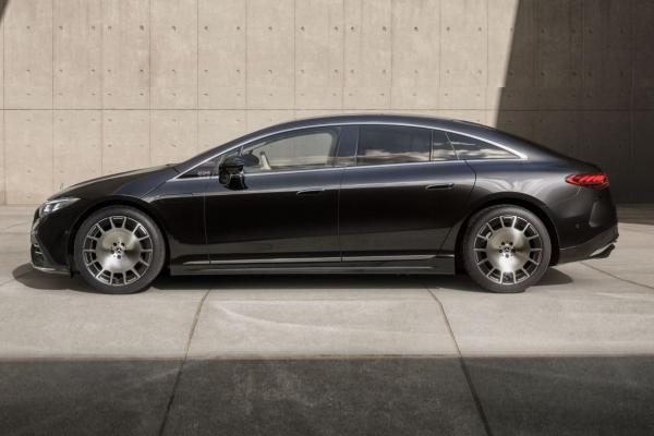 Mercedes опять обновил лифтбек EQS - 1